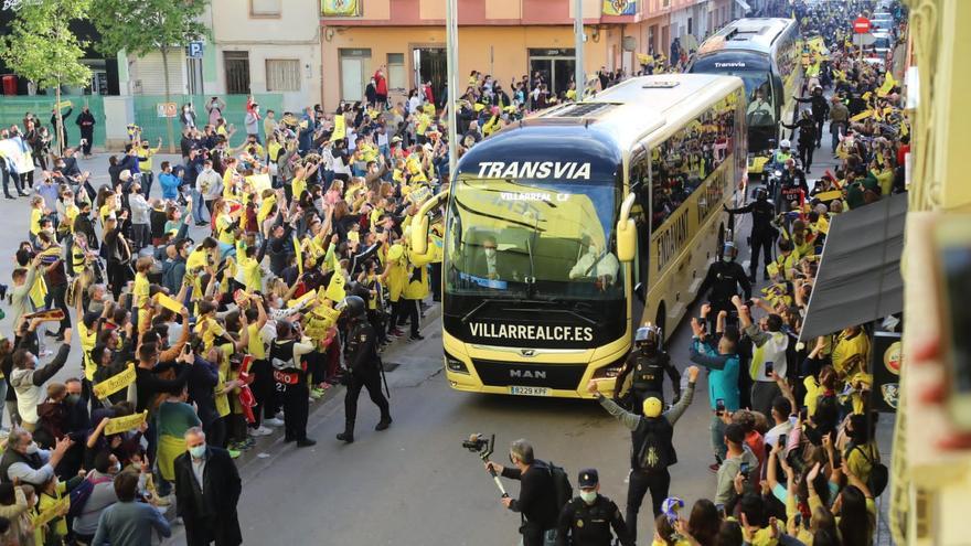 La afición del Villarreal recibe al autobús del Villarreal a su llegada al Estadio de la Cerámica en una temporada anterior.