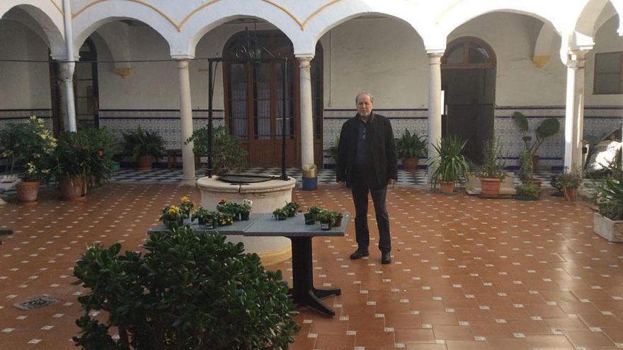 Luis Plaza, en el claustro inclinado del Asilo de los Ángeles.