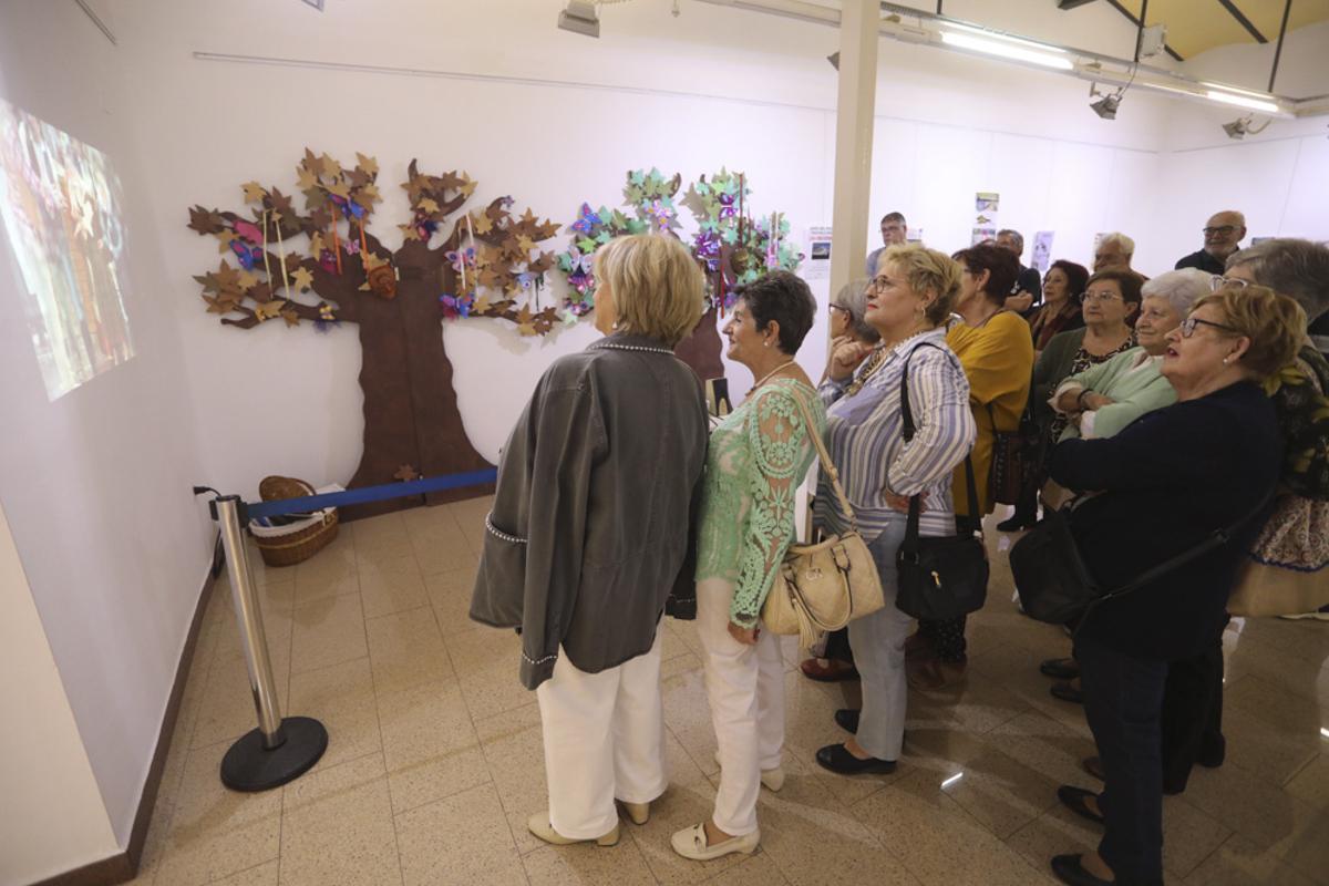 Ladies del Teatro repasan sus 25 años sobre los escenarios con una exposición en Sagunt.