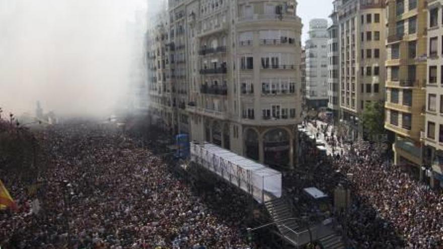 Aspecto de una «mascletà» de este año, con gente incluso en la calle San Vicente.