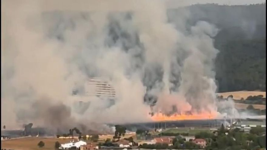 Flames i fum d'un incendi a Terrassa vistos des d'un mitjà aeri dels Bombers