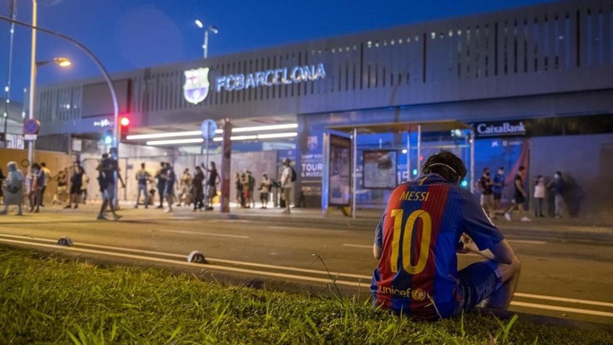 Un fan del Barça, el pasado miércoles, a las puertas del Camp Nou exigiendo la dimisión de Josep'María Bartomeu.