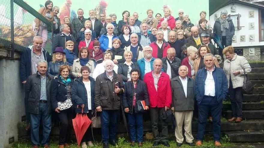 Socios de A Cañota na Memoria que acudieron a la Festa do Galo de Curral de Vila de Cruces. // FdV