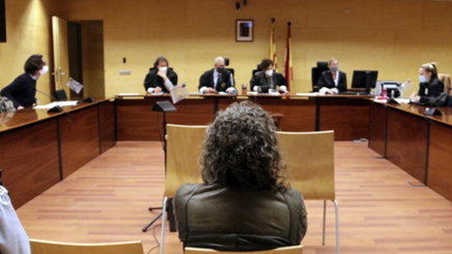 Jutjat per agafar la targeta a un amic d&#039;infància mentre dormia i treure 1.510 euros de caixers de Blanes