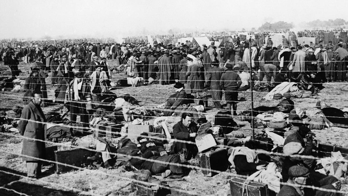 LIBROS    LA GUERRA CIVIL ESPANOLA    ANTHONY BEEVOR  Los refugiados republicanos fueron instalados en campos de concentracion improvisados en las playas del sudeste frances  En la fotografia  el campo de Argeles-sur-Mer  atestado     1939 --- Soldiers of the Spanish Republican Army are held in a concentration camp in Argeles-sur-Mer  France  --- Image by   Hulton-Deutsch Collection CORBIS