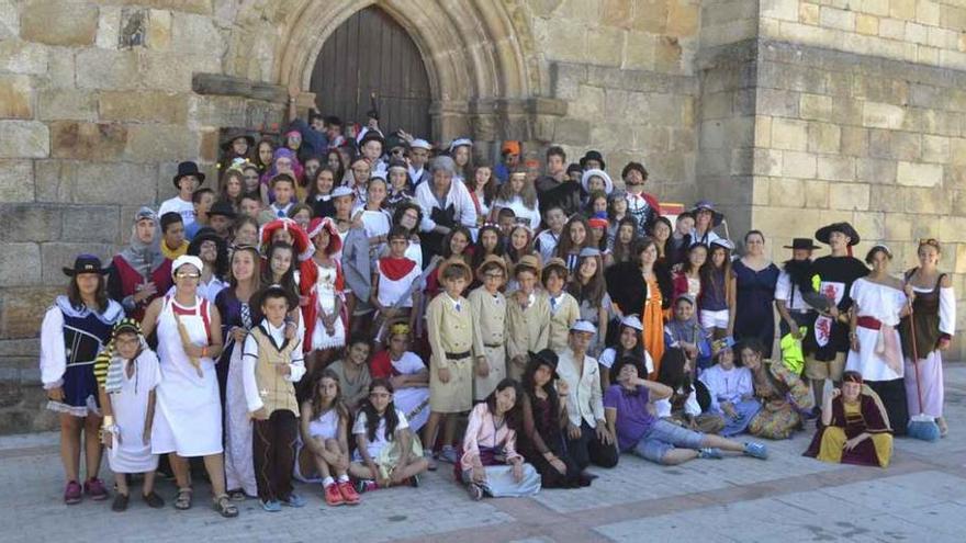 Niños y monitores del campamento del AMPA de Los Bolos visitan el Castillo.