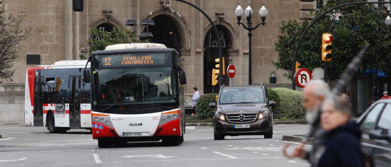 Un autobús de Emtusa, a su paso por la plaza del Humedal.