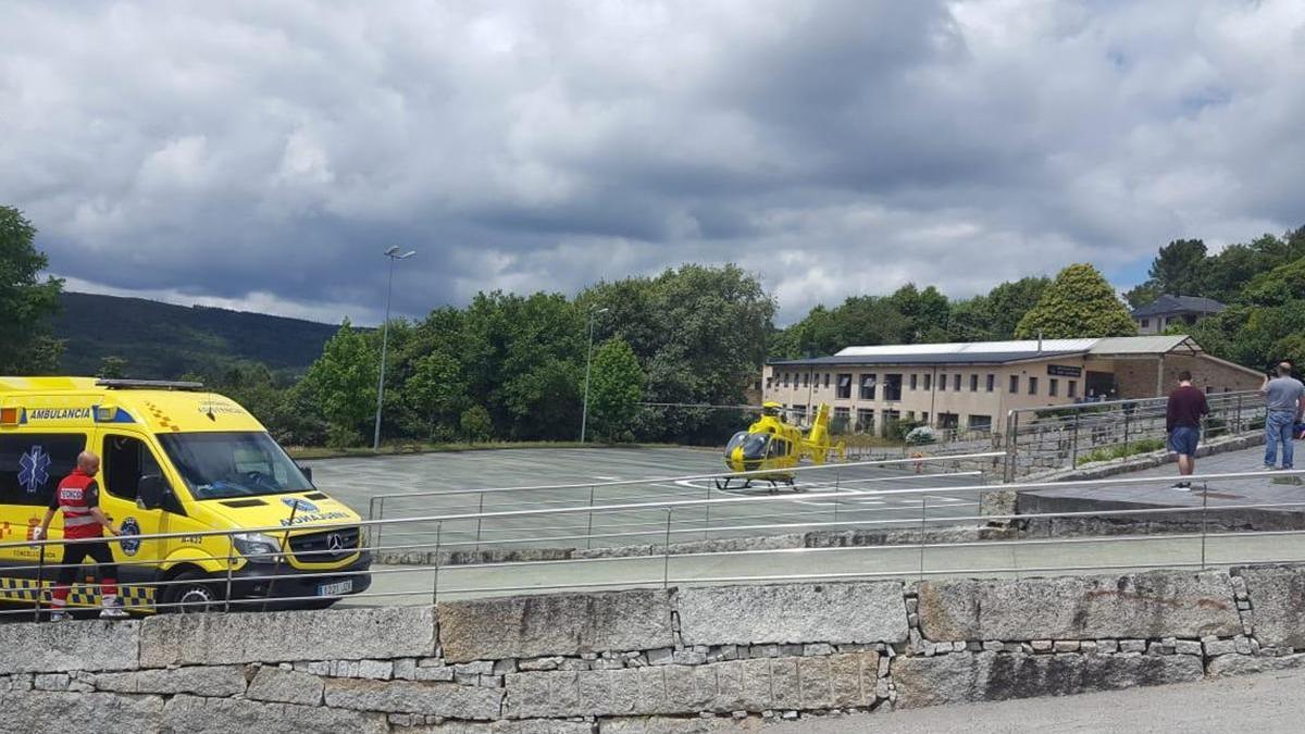 Una ambulancia y un helicóptero, en el lugar de los hechos // GES Avión