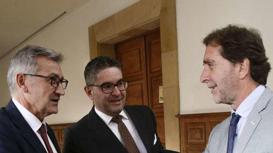 Santiago García Granda saluda a Juan José Pulgar en presencia de Luis Benito García, ayer, en la Universidad de Oviedo.
