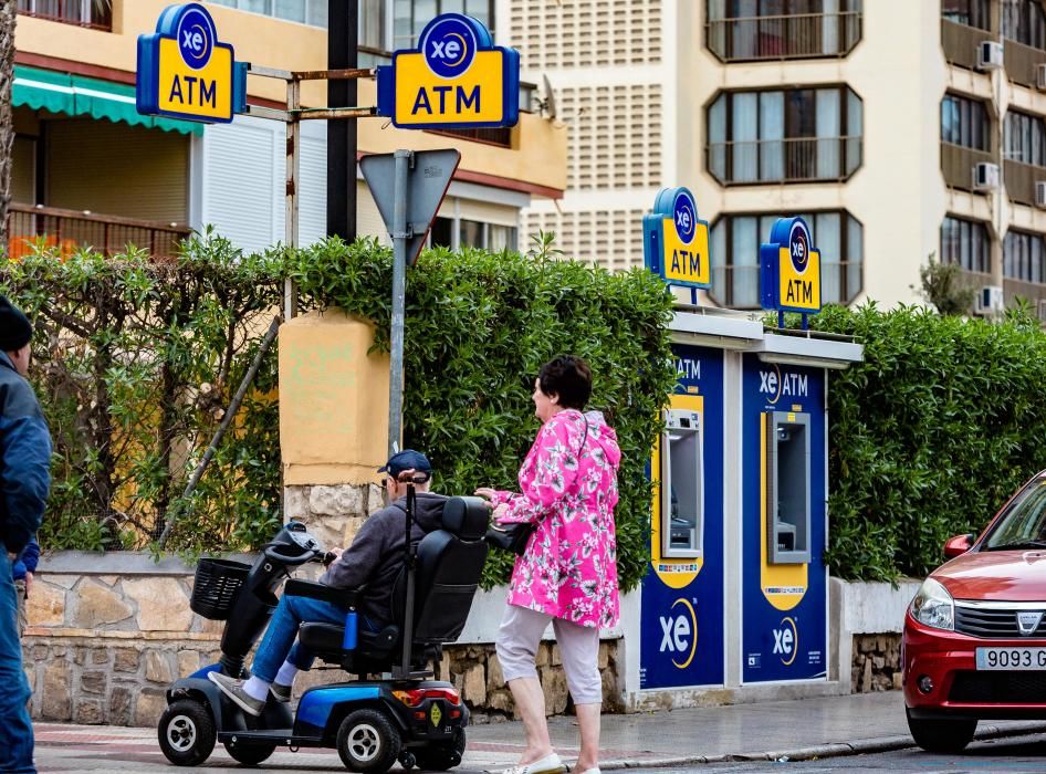 Proliferación de cajeros en la zona guiri de Benidorm