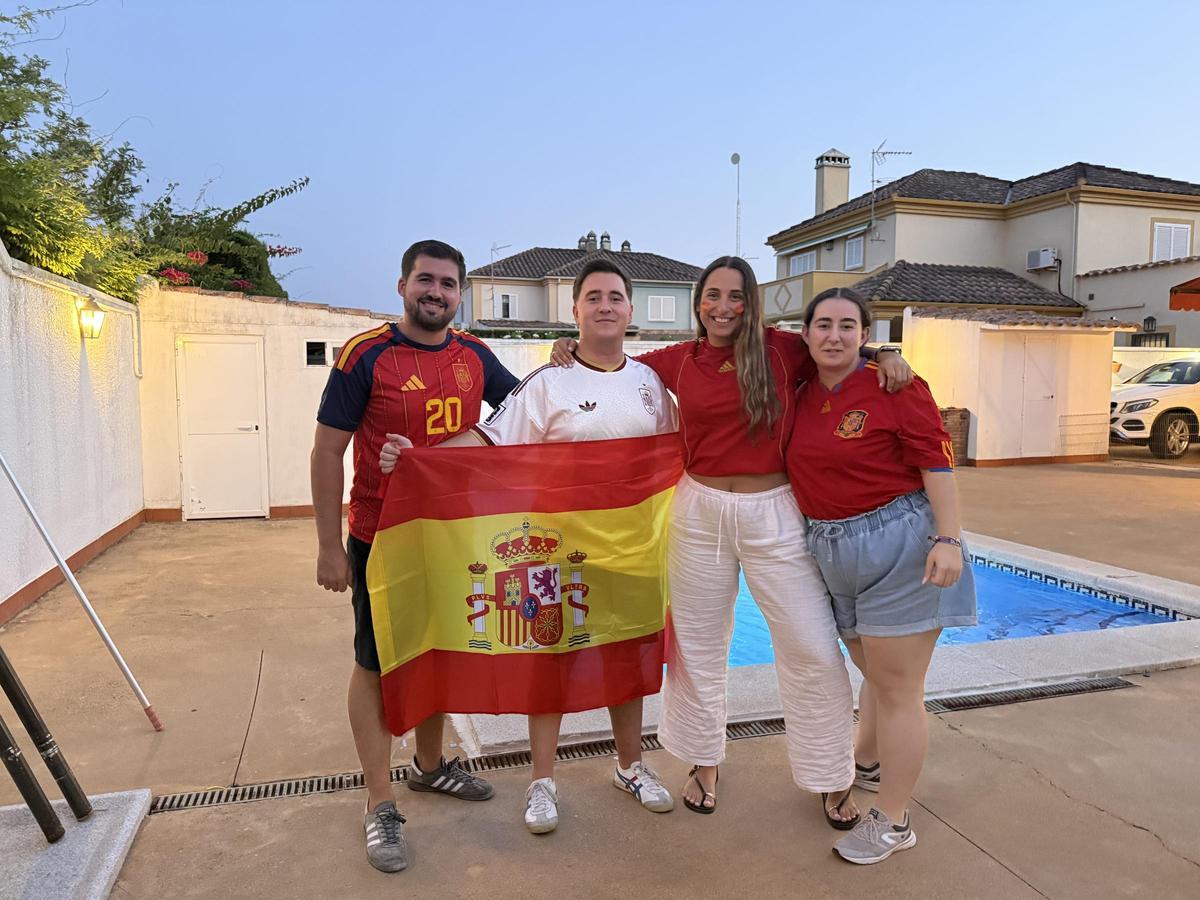 José Carlos Molina, con la camiseta blanca, junto a sus amigos.