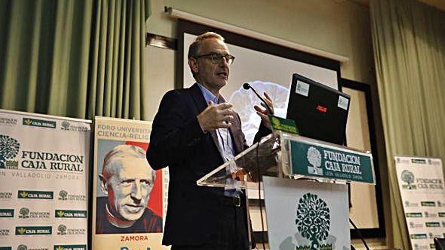 El catedrático de Genética, Francisco Javier Novo, durante su charla en el paraninfo del Colegio Universitario.