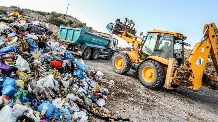 Una imagen de la retirada de la montaña de basura que apareció en un paraje de Aspe.