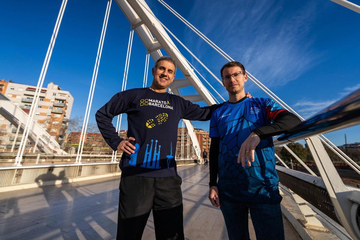 Iván Grane y su suegro Manolo Mora, posando en el puente de Bac de Roda para EL PERIÓDICO