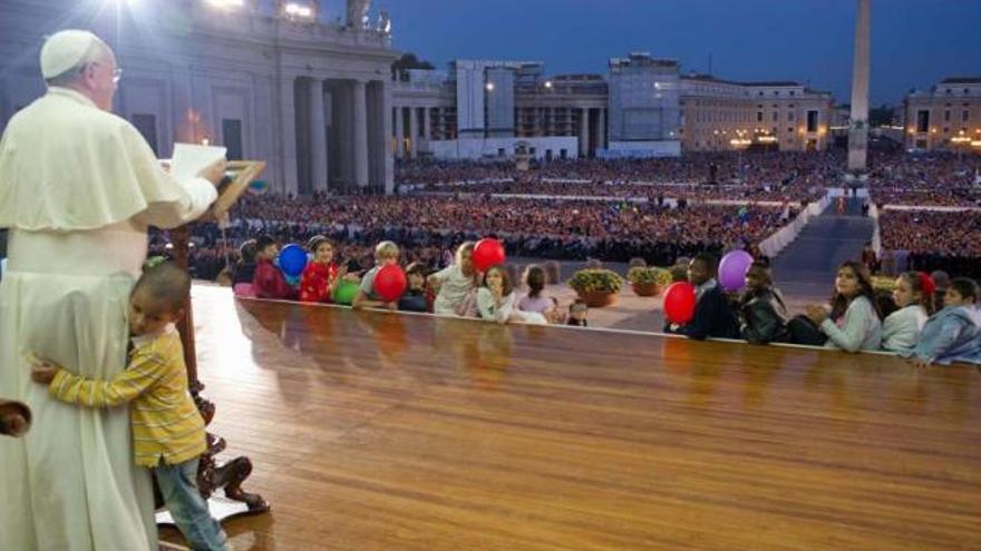 Un joven admirador roba protagonismo al papa Francisco