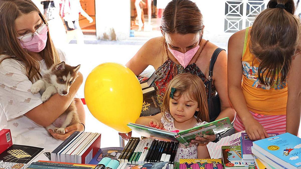 Unha familia, na Feira do Libro.