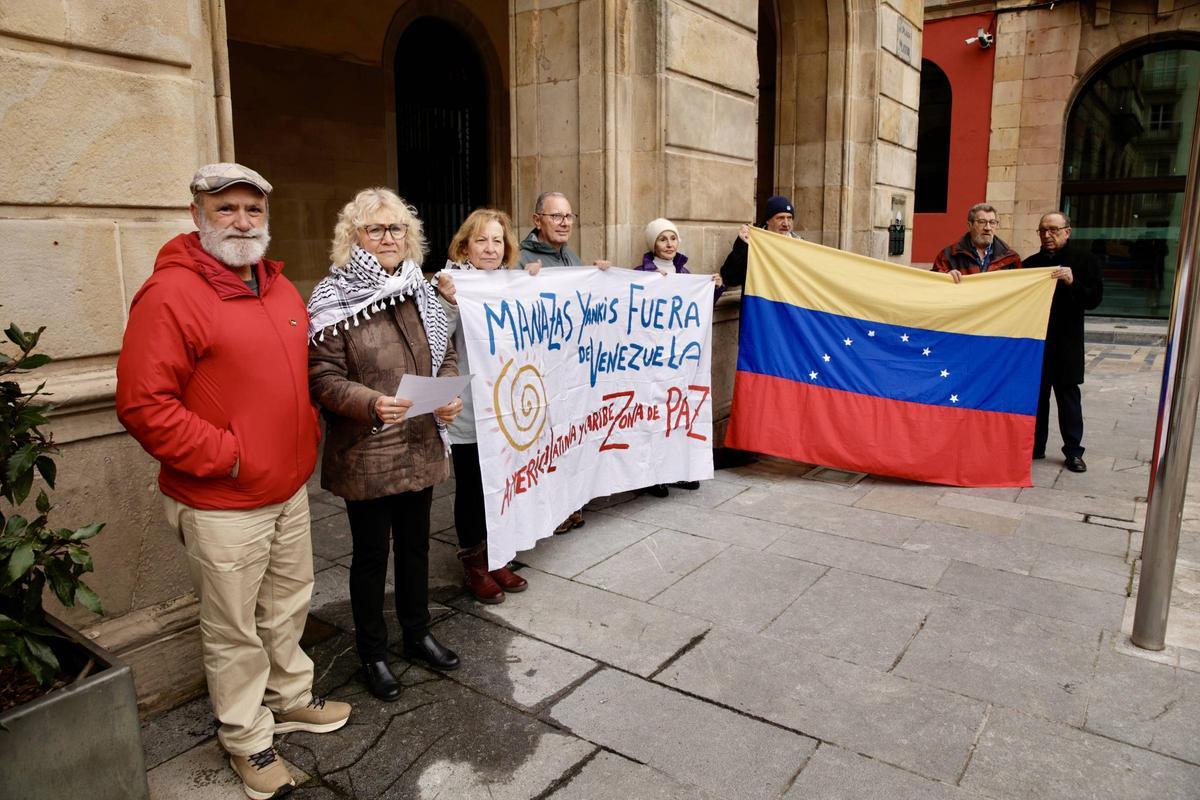 Algunos de los promotores de la manifestación, este viernes en la Plaza Mayor de Gijón.