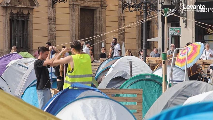 La acampada por la vivienda de València se prepara para el episodio de lluvias del domingo
