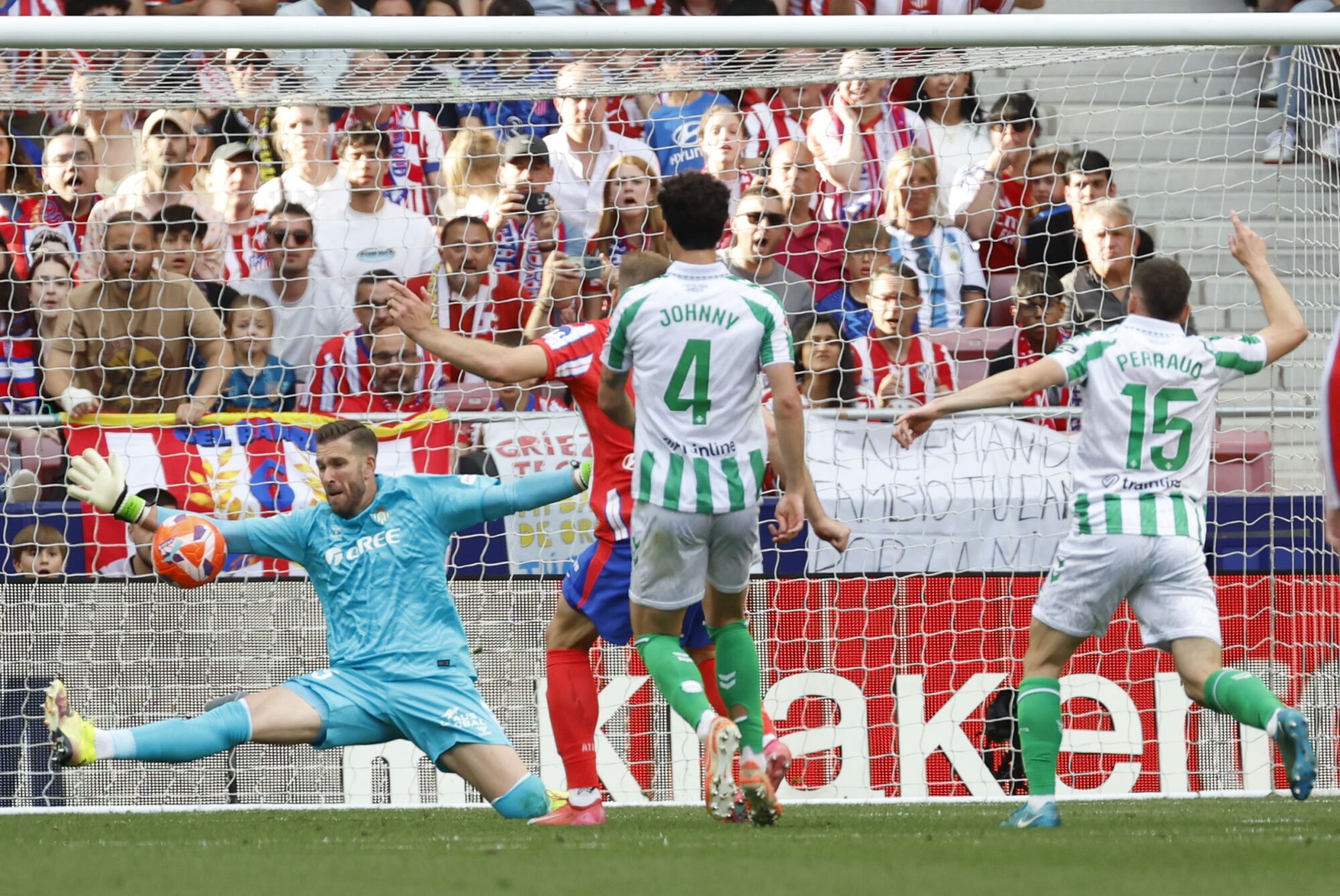 MADRID, 18/05/2025.- Ocasión de gol del delantero noruego del Atlético de Madrid Alexander Sorloth ante el portero del Betis Adrián San Miguel (i) durante el partido de la jornada 37 de LaLiga contra el Betis en el Riyadh Air Metropolitano en Madrid, este domingo. EFE/ Mariscal