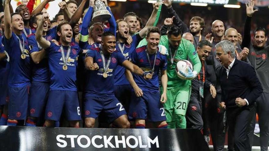 Mourinho, a la derecha, celebra el título con sus jugadores.