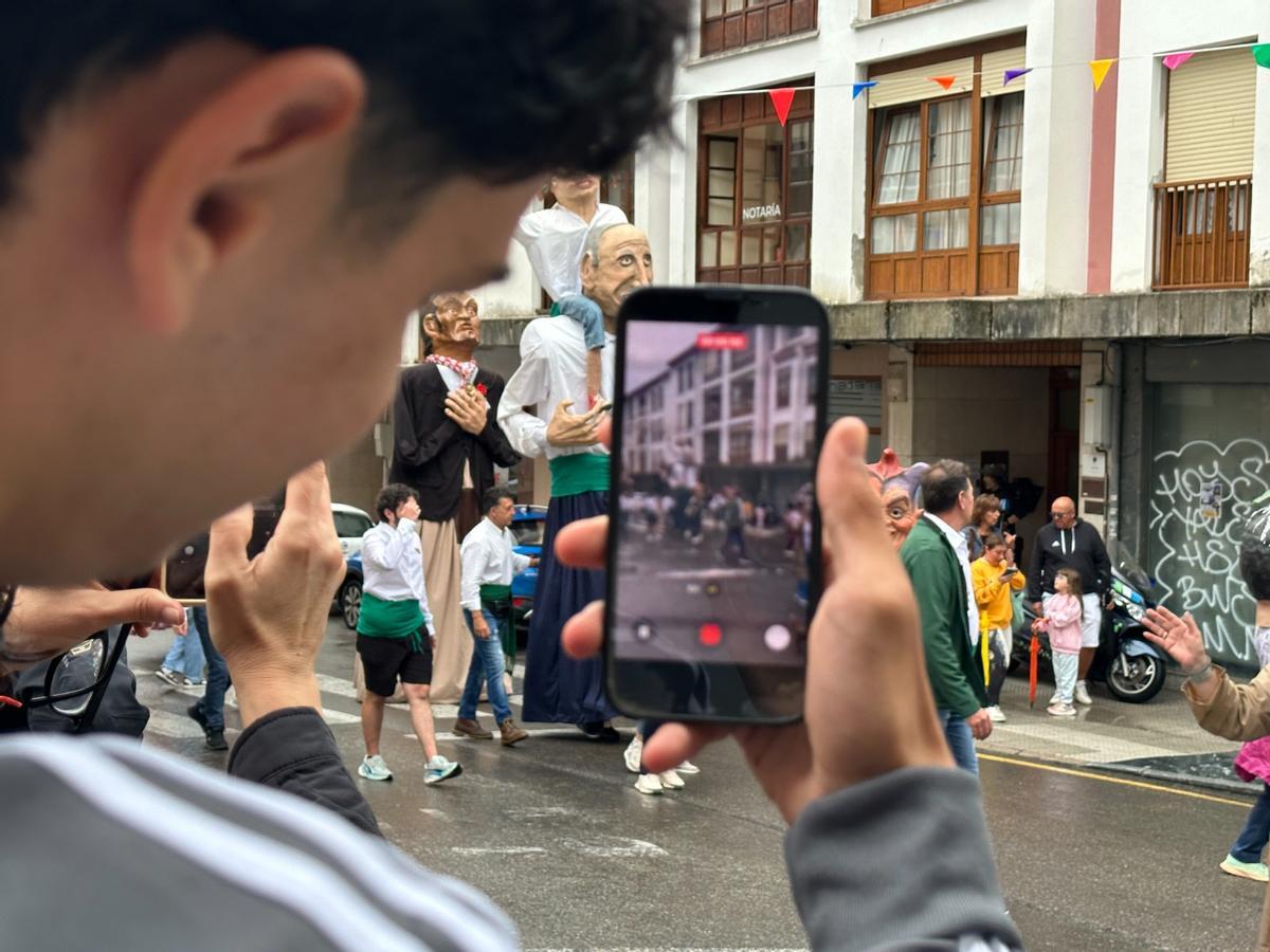 El desfile más esperado en Cudillero: gaitas, bailes 'pixuatus' y gigantes y cabezudos de Murcia