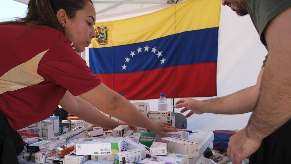 Un grupo de ciudadanos venezolanos residentes en Tenerife ha organizado este viernes un centro de recogida de agua, alimentos no perecederos, recursos médicos, ropa y abrigo en el municipio de La Laguna para los afectados por el doble terremoto de Venezuela.