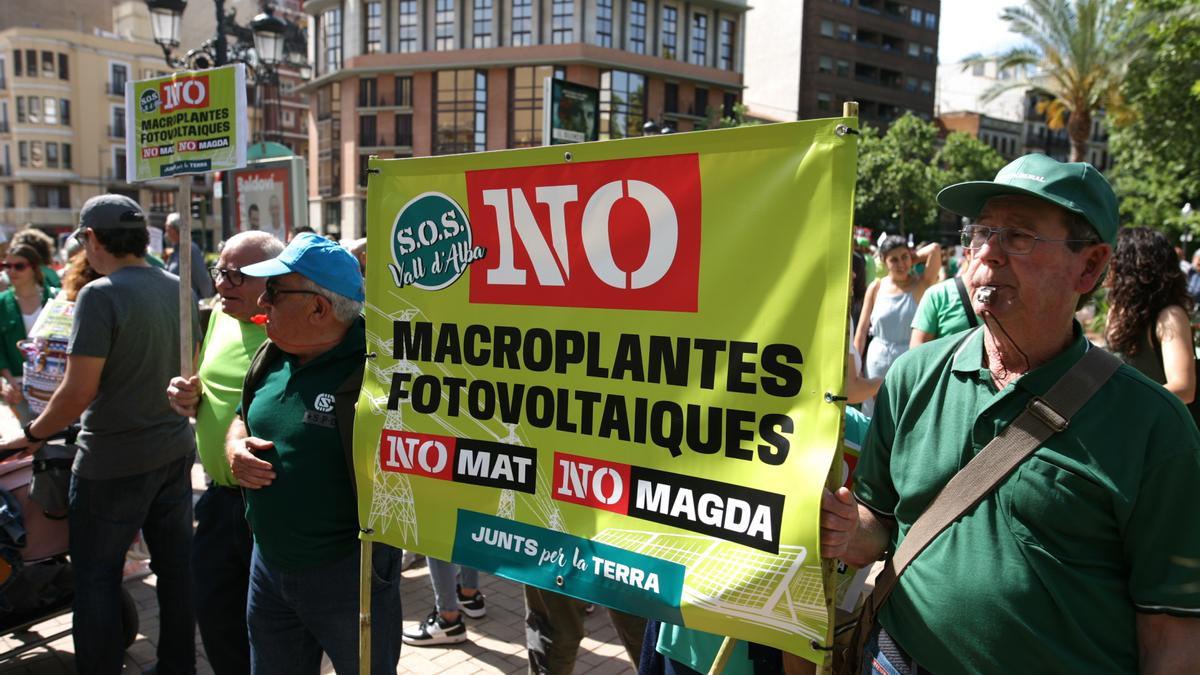 Varios manifestantes portan una pancarta contra el proyecto Magda durante la protesta celebrada en mayo en Castelló.