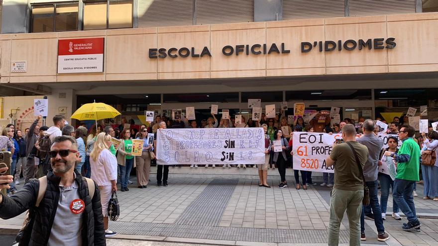 La EOI de Alicante protesta por los recortes de clases presenciales el próximo curso