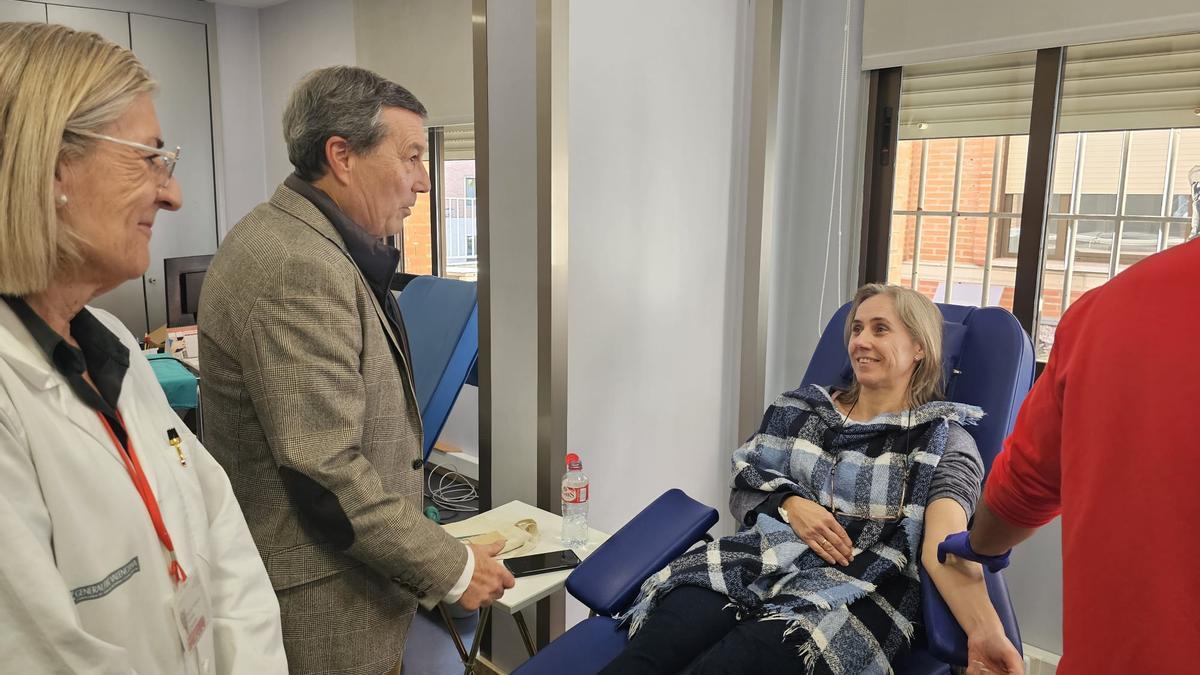 Marciano Gómez, amb una donant en el Centre de Transfusions.