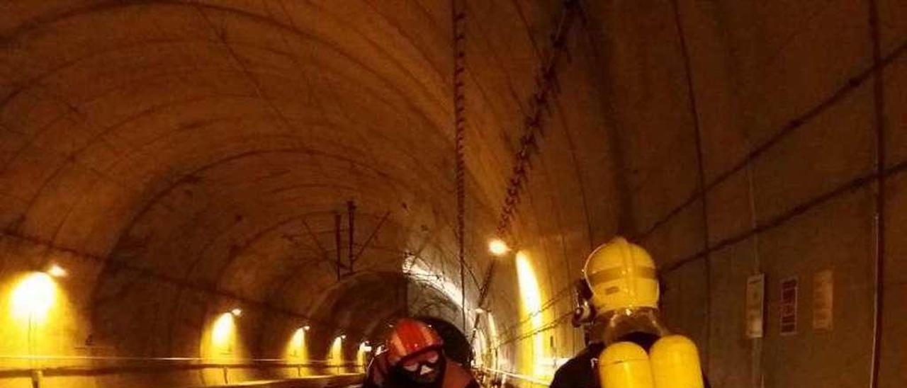 Bomberos en un simulacro del túnel del ADIF en Outeiro, Silleda.