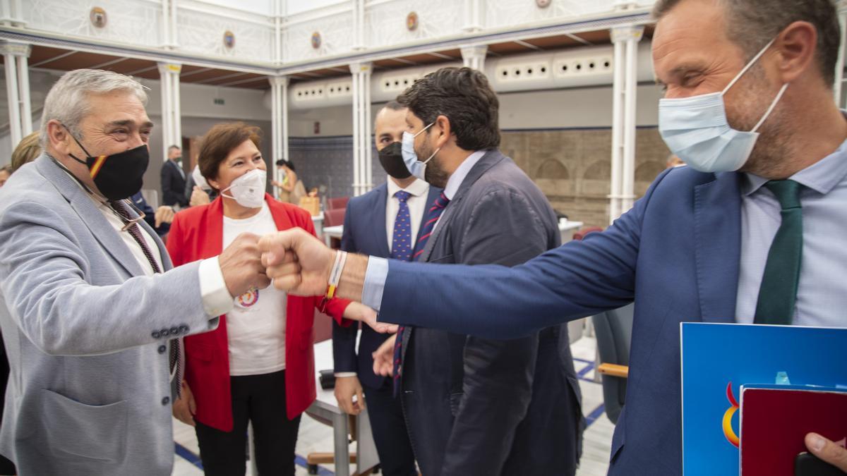 Álvarez (i) y Segado (d)  se saludan en la Asamblea Regional.