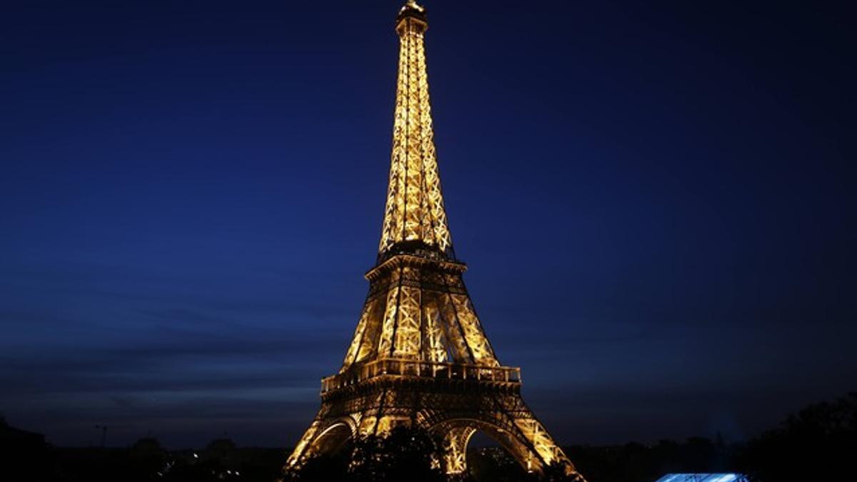 La torre Eiffel iluminada.