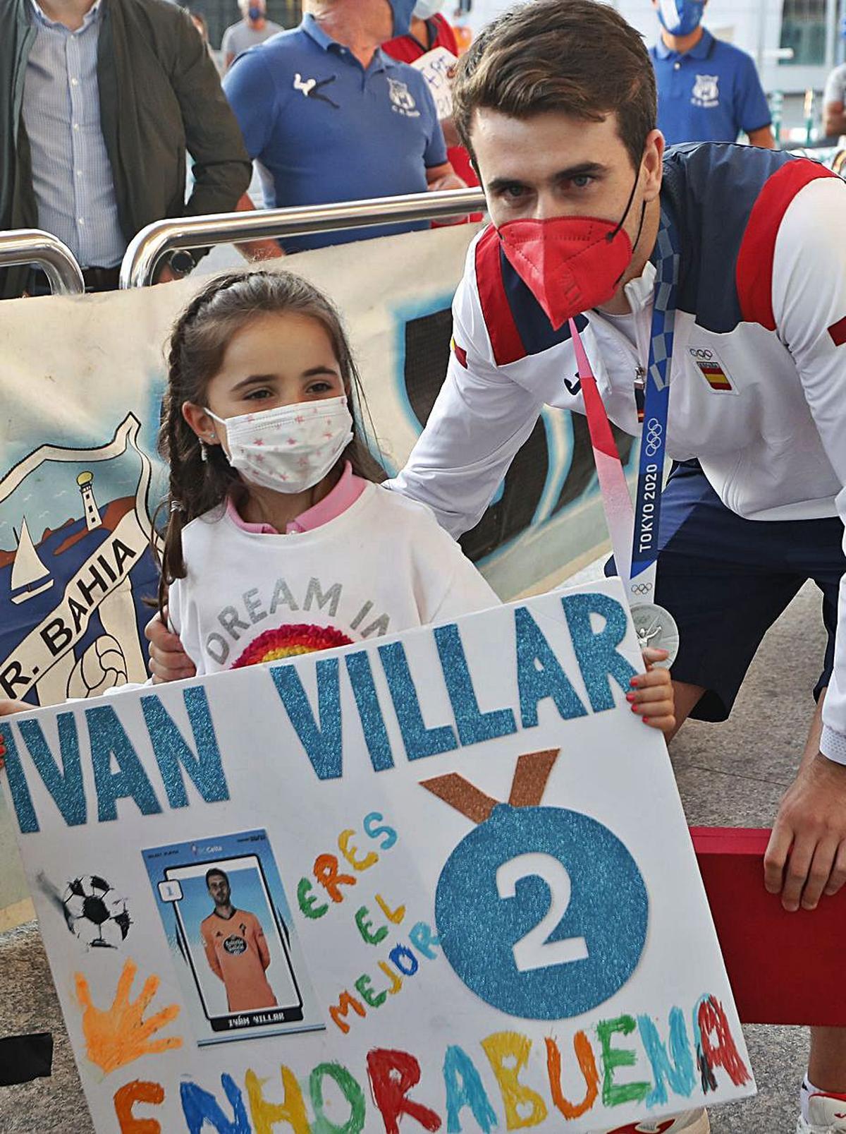 Iván Villar, ayer a su llegada al aeropuerto de Vigo. |  // RICARDO GROBAS
