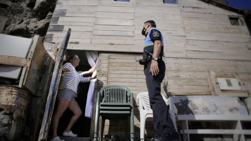 Vecinos de Las Bajas tratan de volver a las casas que desalojaron hace más de un año