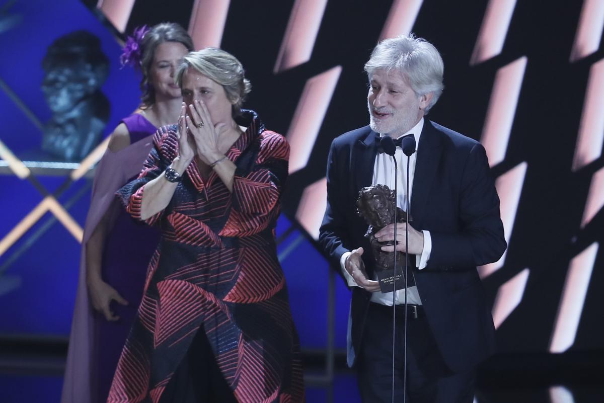 SEVILLA 11/02/2023.- Los realizadores Gaizka Urresti y Paula Labordeta tras recibir el premio a mejor película documental por su trabajo Labordeta, un hombre sin mas durante la gala de la XXXVII edición de los Premios Goya que se celebra este sábado en el Palacio de Congresos y Exposiciones FIBES de Sevilla. EFE/Jose Manuel Vidal