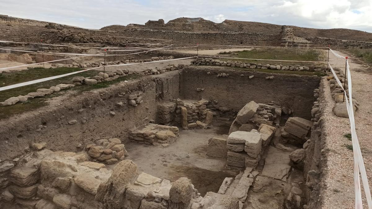 En primer término estancia de trabajo de panadería romana. Al fondo Acrópolis protohistórica.