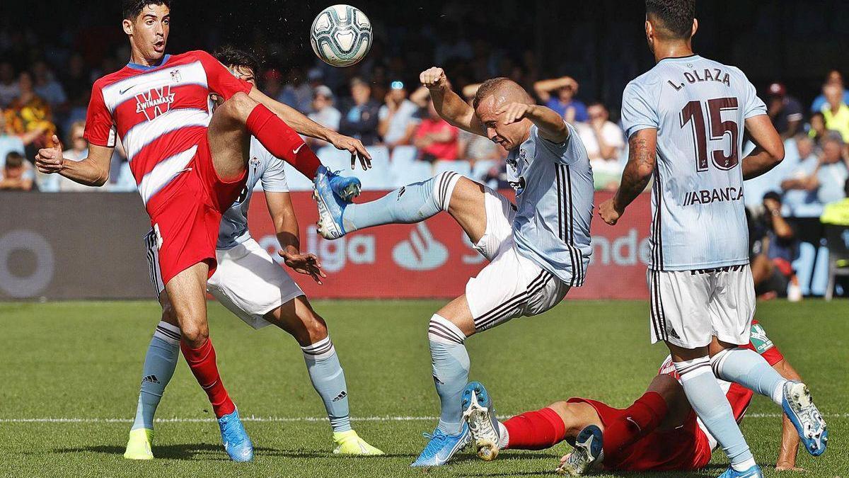 Carlos Fernández, a la izquierda, le disputa un balón al céltico Lobotka la pasada temporada en Balaídos.