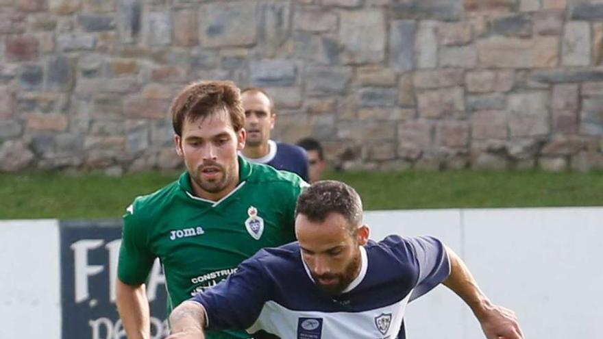 Omar Sampedro controla el balón ante el Covadonga.