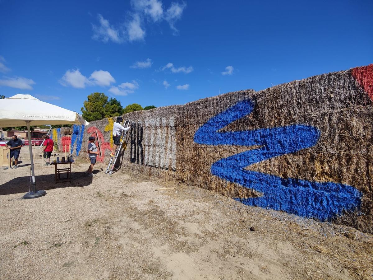 Una imagen del muro 'guardián' que cubrirá a los artistas del festival.
