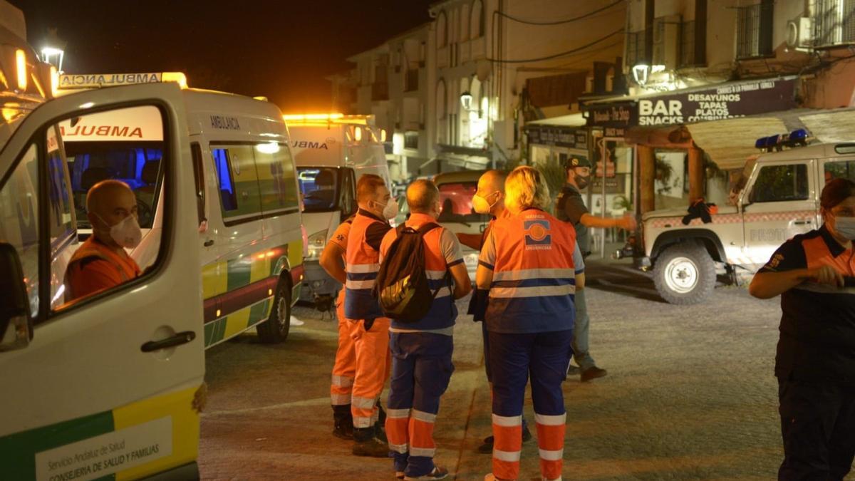 Efectivos proceden al desalojo preventivo de Jubrique por el incendio forestal en Sierra Bermeja.