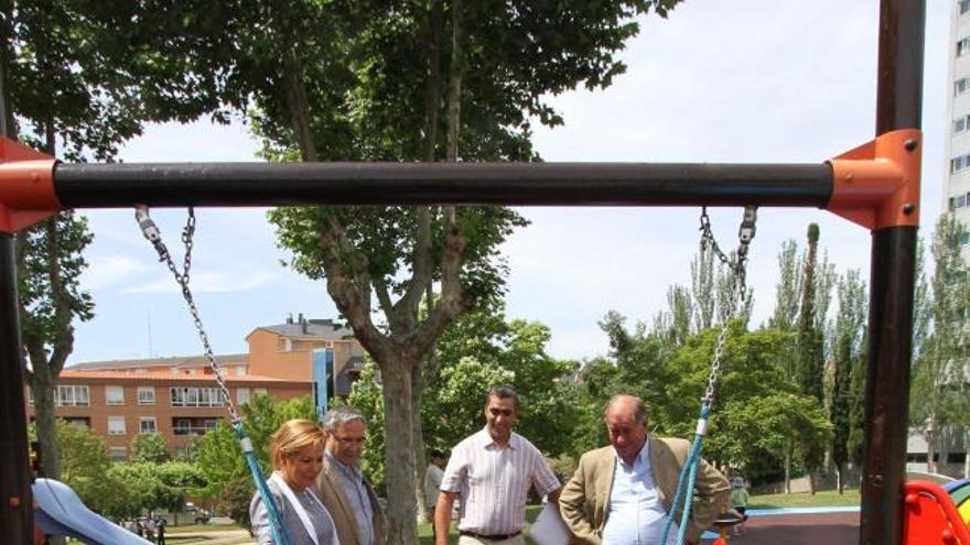 La alcaldesa y varios concejales visitan el parque de León Felipe.