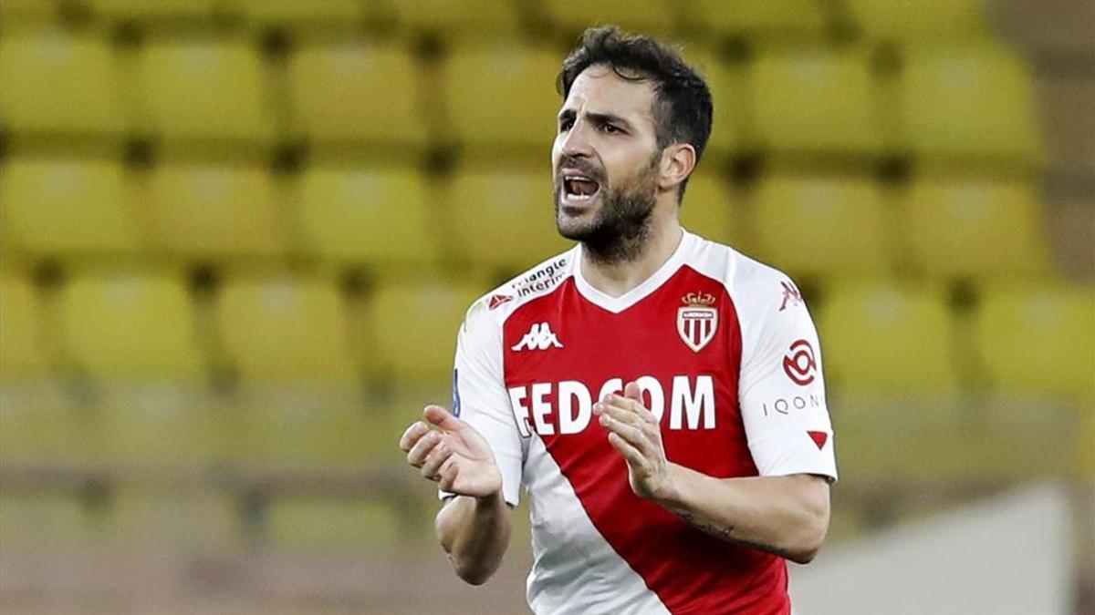 Cesc anima a sus compañeros durante el transcurso del partido ante el PSG