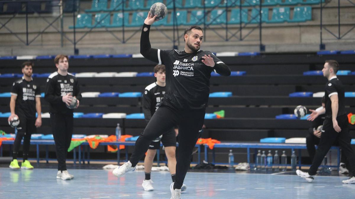 Javi García lanza durante un entrenamiento en el pabellón de O Gatañal.