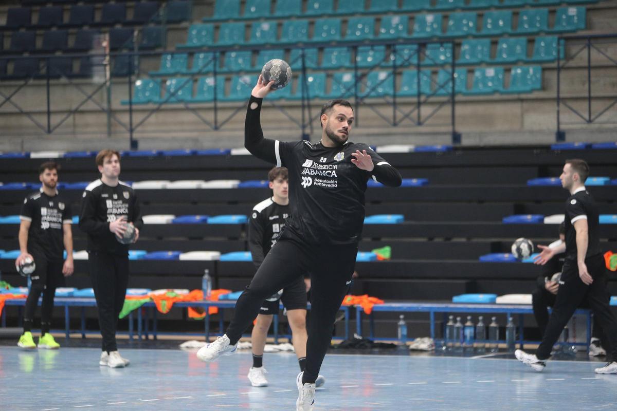 Javi García lanza durante un entrenamiento en el pabellón de O Gatañal.