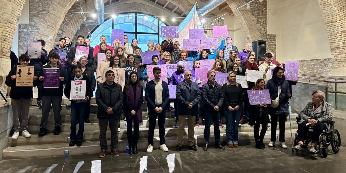 Representantes municipales y de colectivos educativos y entidades benicarlandas participaron en la lectura del manifiesto del 8M.