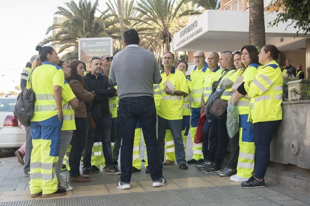 Concentración de trabajadores de limpieza en el Ayuntamiento de Las Palmas de Gran Canaria