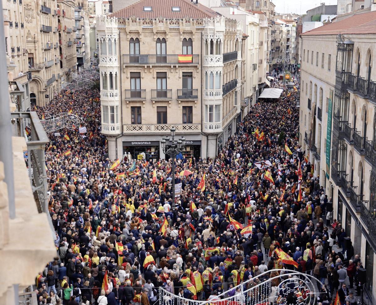 Miles de personas se concentran en la plaza del liceo de Salamanca contra la amnistía.