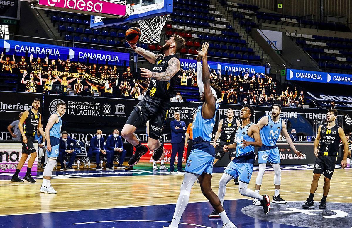 Fran Guerra se dispone a anotar a aro pasado en una acción del partido de ayer .