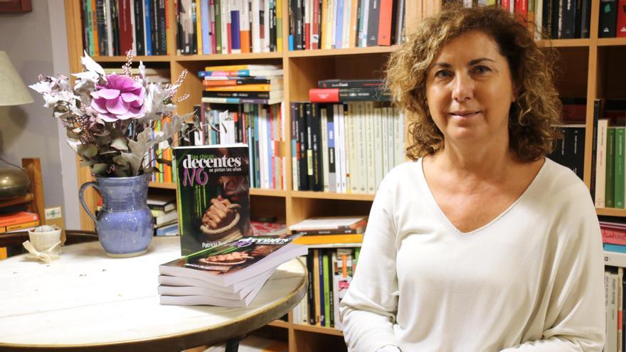 L&#039;escriptora Patrícia Berlín amb el seu primer llibre, &quot;Las chicas decentes no se pintan las uñas&quot;, a la llibreria Librerío de la Plata