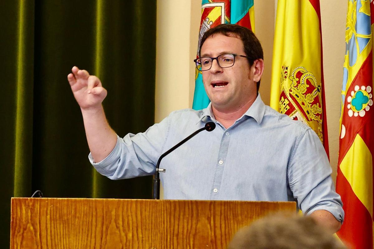 El portavoz de Compromís, Ignasi Garcia, en el atril del plenario durante el debate del estado de la ciudad.